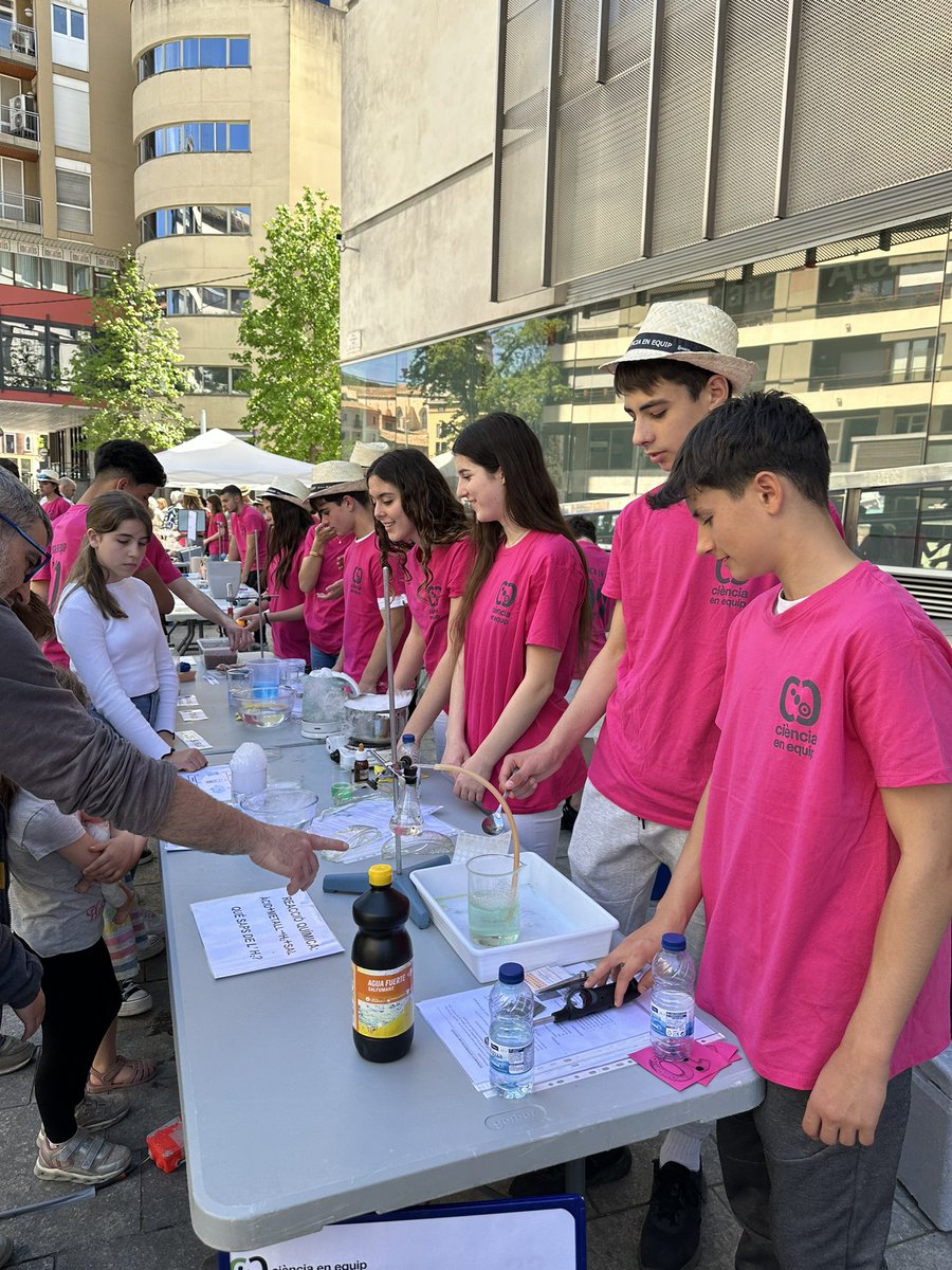 Avui l’alumnat ha estat el protagonista a la fira de “Ciència en equip”. Els de l’Ins de Celrà han explicat molt bé els experiments que dúiem… Tot un èxit. Felicitats!!! 
#CienciaEnEquip #InstitutDeCelra