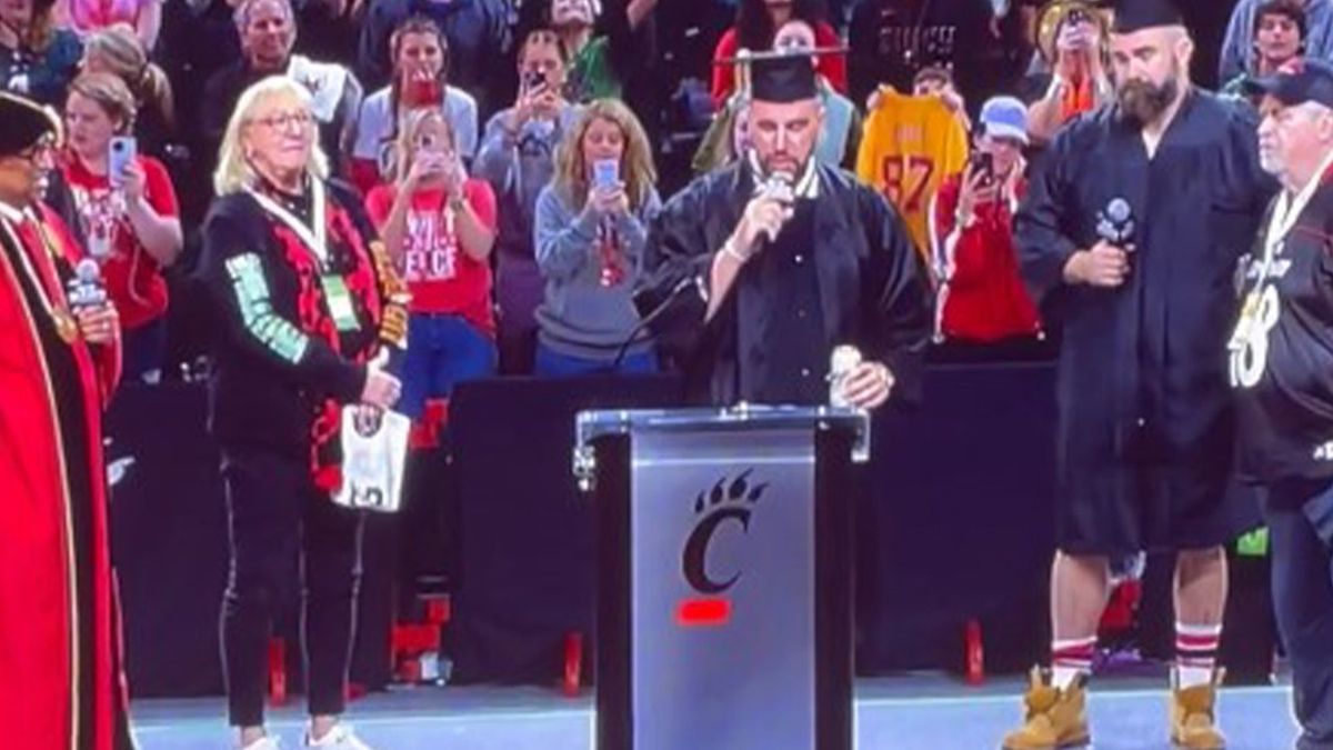 Travis Kelce delivers surprise graduation speech with beer in hand fox2detroit.com/news/travis-ke…