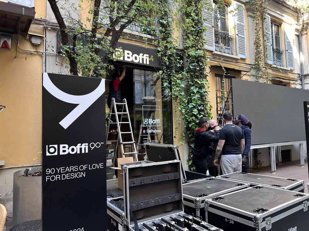 rcampbelltokyo's tweet image. 🇮🇹到着 #MilanoSalone の準備に沸くミラノを朝からぶらぶら。店が開く前から造作を組み立てる大工や窓飾りを手がける職人で「現場」感が溢れて面白い。花も売る果物屋、何気に美しく立ち話する #RickOwens さん、ラルフローレンが外壁に打ち付けた巨大な造花、紺碧の空 #MilanDesignWeek2024