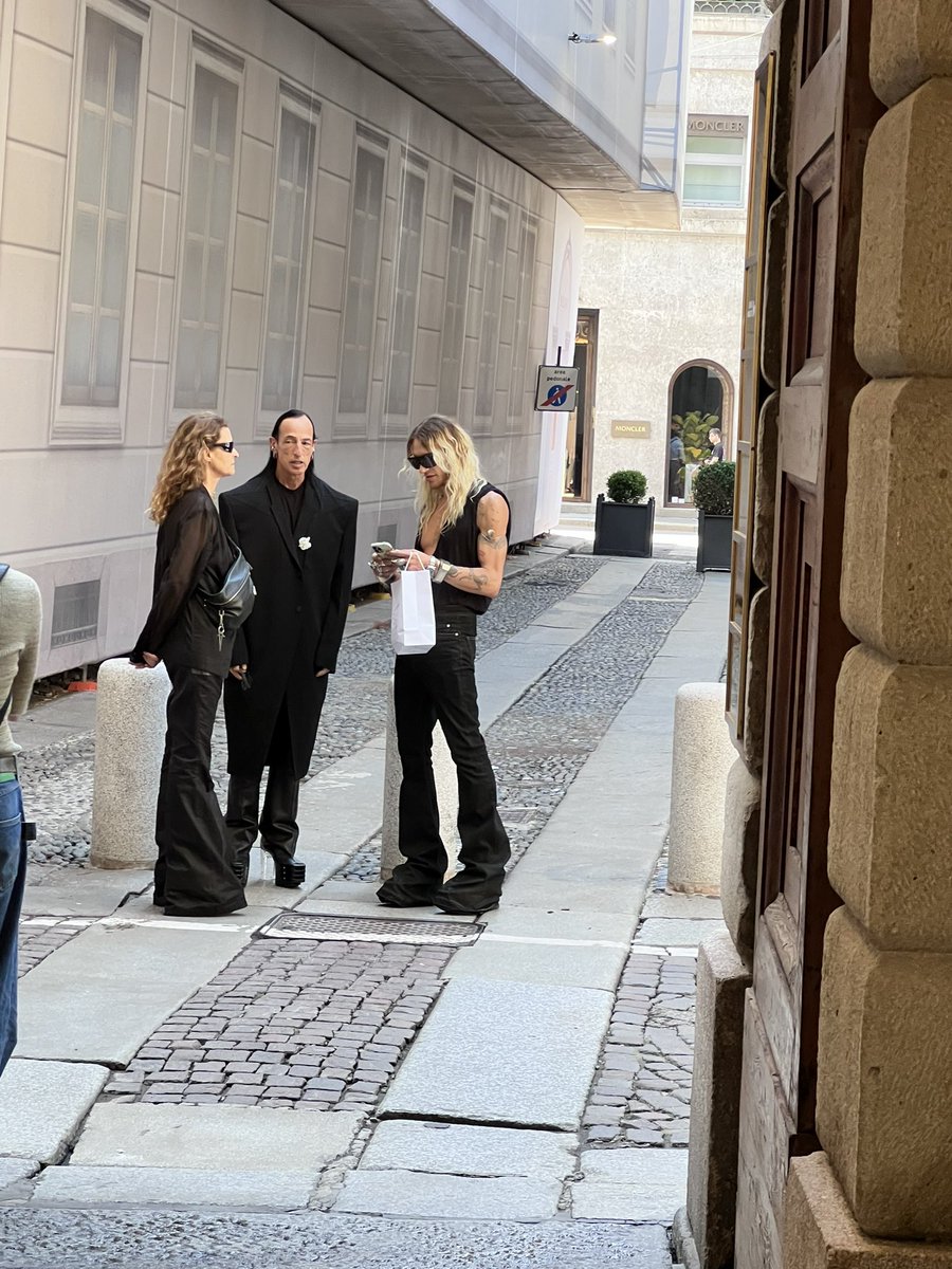 rcampbelltokyo's tweet image. 🇮🇹到着 #MilanoSalone の準備に沸くミラノを朝からぶらぶら。店が開く前から造作を組み立てる大工や窓飾りを手がける職人で「現場」感が溢れて面白い。花も売る果物屋、何気に美しく立ち話する #RickOwens さん、ラルフローレンが外壁に打ち付けた巨大な造花、紺碧の空 #MilanDesignWeek2024