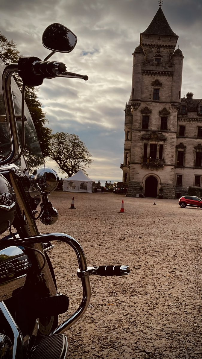 Classic face off! Dunrobin Castle Scotland 🏴󠁧󠁢󠁳󠁣󠁴󠁿 #HarleyDavidson #RoadKing