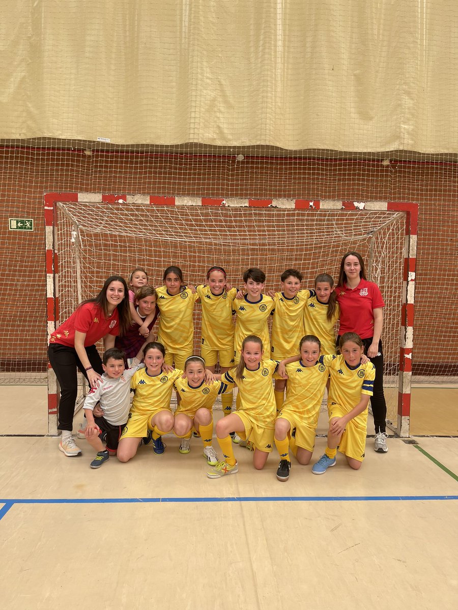 El alevín de @Sarapplaza se proclama CAMPEONAS DE LIGA 🏆 por tercer año consecutivo. ¡Enhorabuena chicas, estamos orgullosos de vosotras! #FamiliaAmarilla