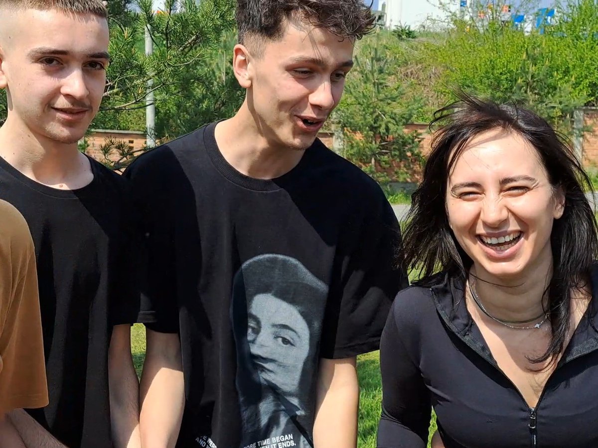 NGO_PEN's tweet photo. Day 2 at #Youth4CleanAir: Starting with positive vibes! ⚡️An energizer sets the tone for a day of hard work ahead. Today, our youth are finalizing their eco-friendly ideas. What will they be?💡💚

Funded by @SwedeninKosovo in partnership with @UNICEFKosovo and implemented by PEN. https://t.co/HjcBd0JDc3