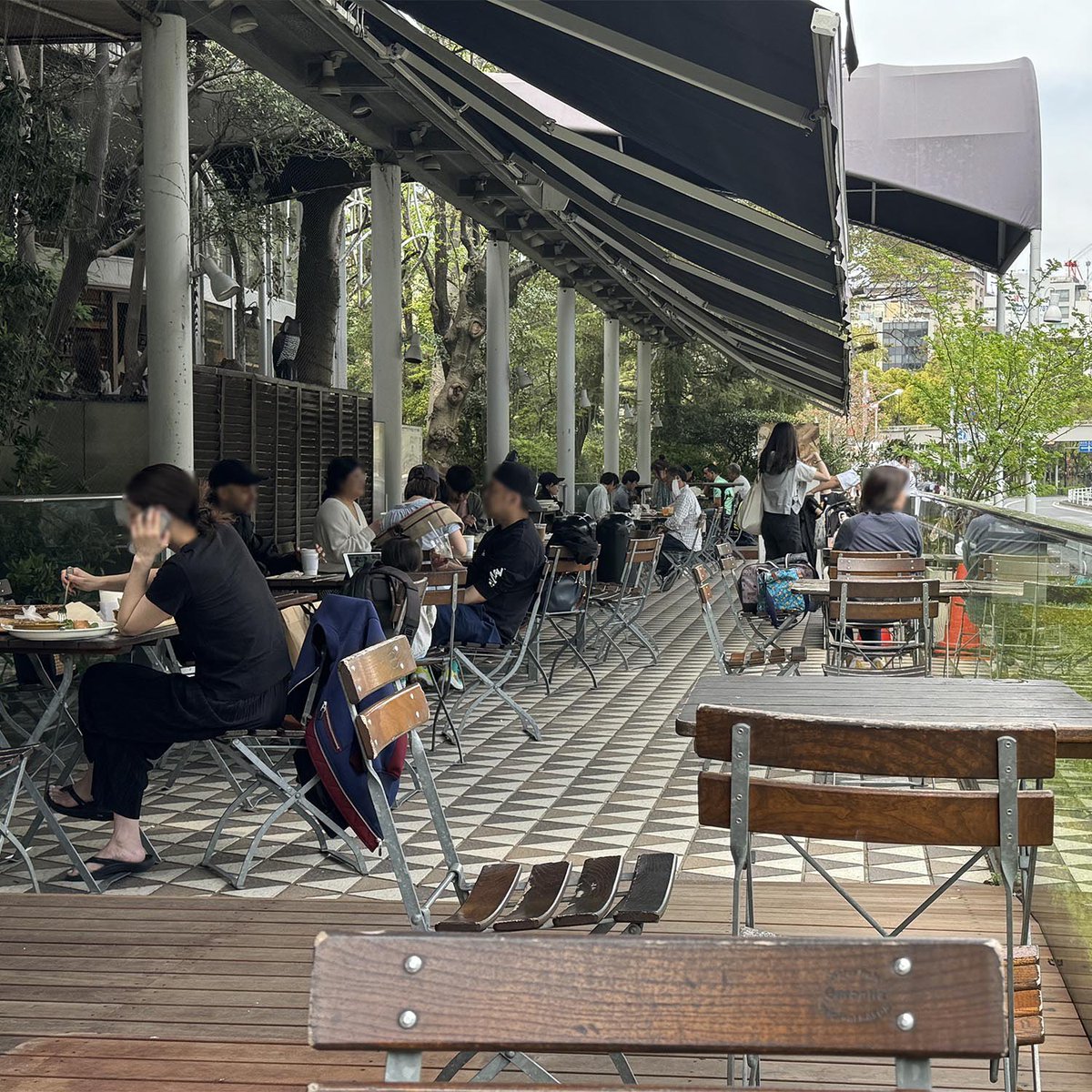 SketchSuki's tweet photo. 今月の週末スケッチは増上寺横のLe Pain Quotidienさんです、お昼前はめちゃ混みでしたがなんとか席を確保することができました。その後時間があったので近くの芝丸山古墳をスケッチ、今年のテーマである石段・階段がある風景を描きました。
今日の一枚はLe Pain Quotidienです。 https://t.co/pEqS57oAJo