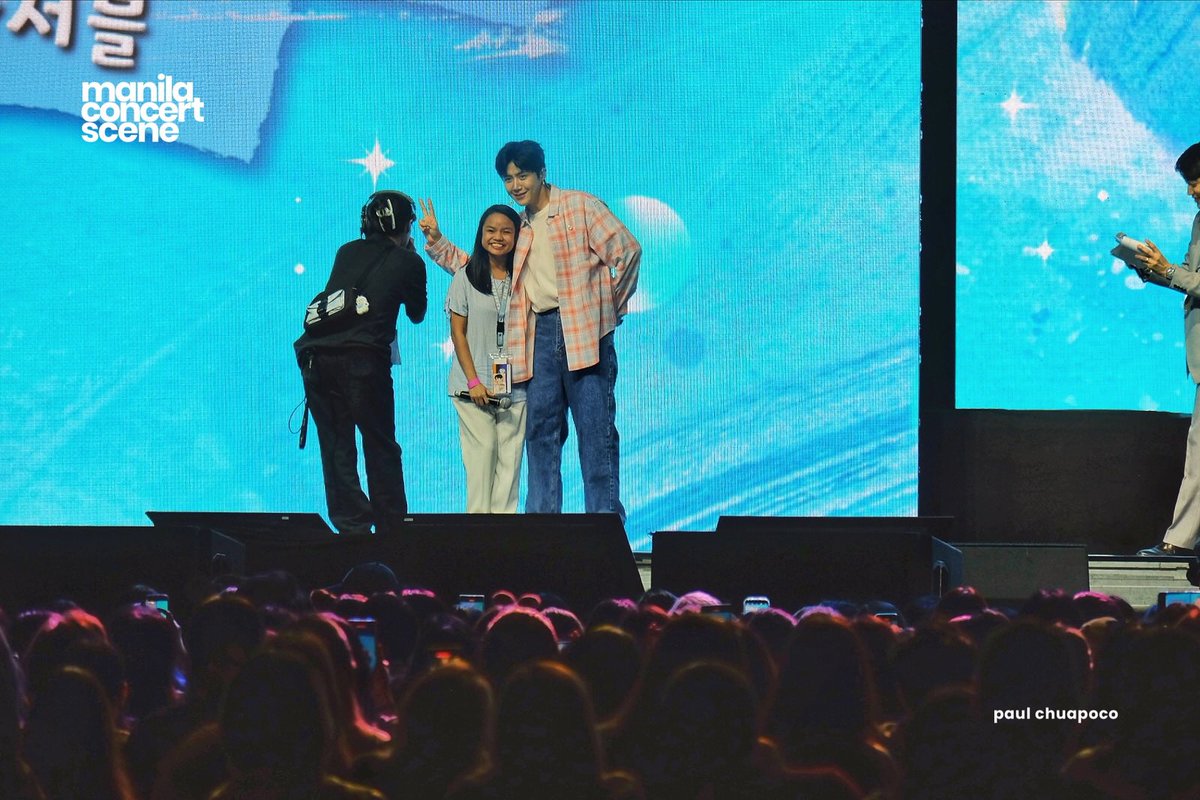 Some lucky fans played “Mission Kimpossible” onstage with Kim Seon-ho and got a photo op as their prize @makeitliveasia #KIMSEONHO #2024KIMSEONHOASIATOURinMANILA #ColorFull_in_MANILA #UFCFunChow #UFCxKSH