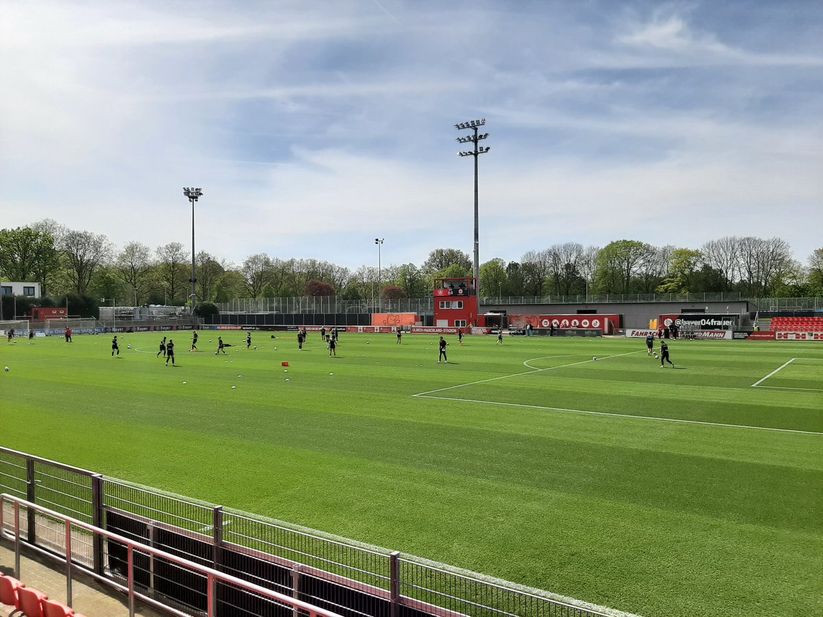 Wetter👍 Halbzeitführung👍 mit ner geilen Truppe hier👍 Vinnie verletzt raus👎 #B04SGE #Bayer04Frauen #ForzaRWR