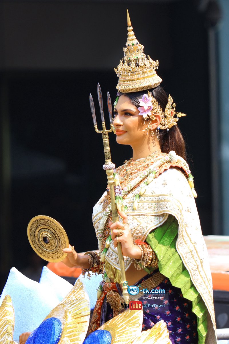1/3 #เชย์นิสปาลาซิโอส #SheynnisPalacios The great floral parade showcasing Miss Songkran adorned with a crown #CTWxThaiRhythm2024 #ไทยริทึ่ม #thairhythm #thairhythmsongkran2024 #CTWSongkran2024 #centralwOrld #PlanB #ก้านคอคลับ #สงกรานต์2567 #entknews