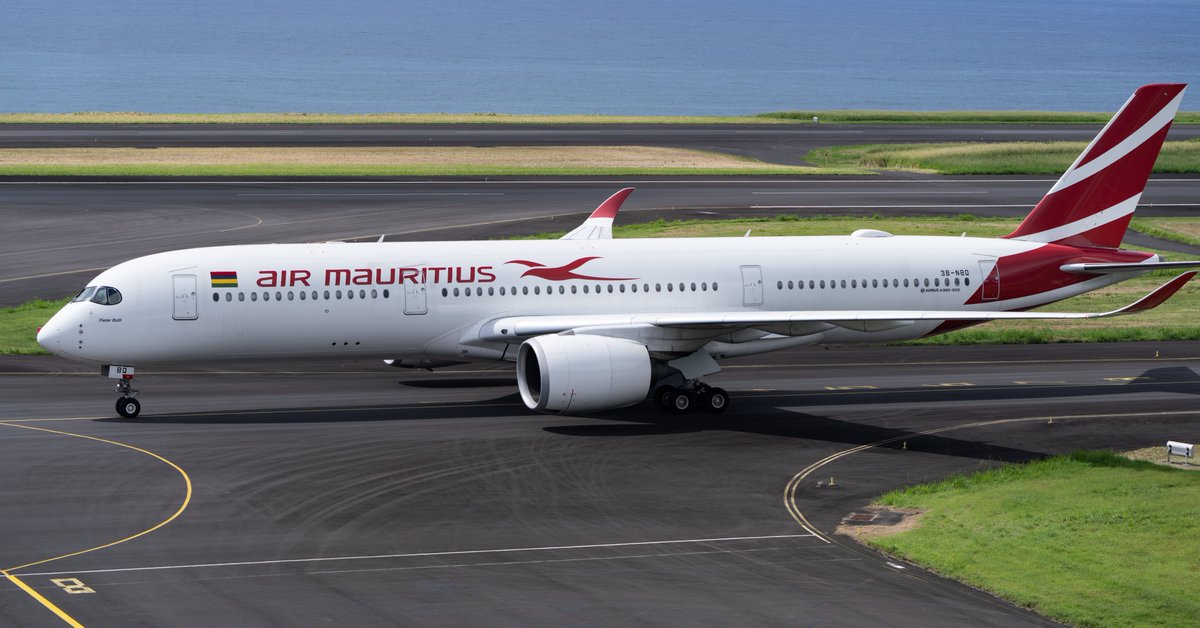 Arrivée piste 14
MK218 #A350 (3B-NBQ)
#Maurice 🇲🇺 - 🇷🇪#LaRéunion 
#avgeek #aviation 
@Airbus @airmauritius