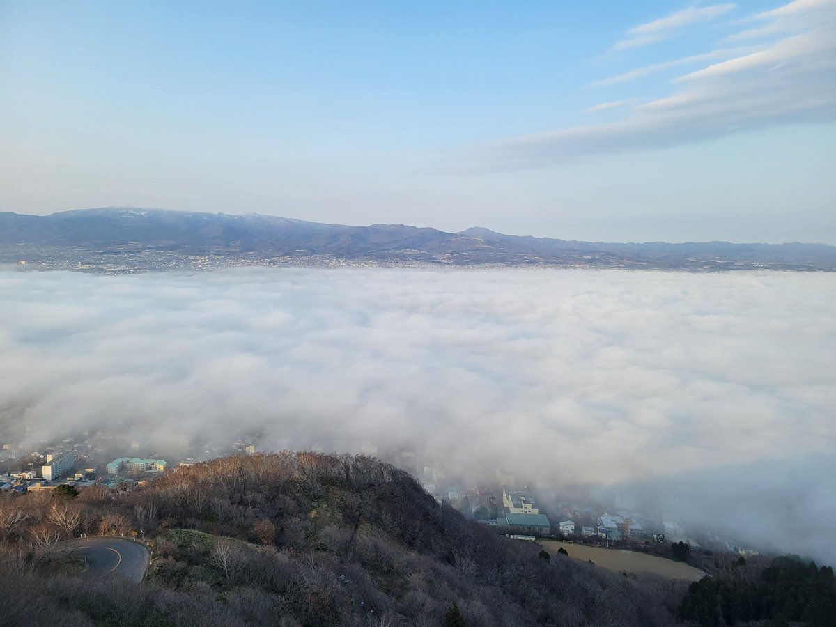 雲の海。
20年ぶりの函館山。

見慣れた夜景よりこう言う方が俺は好きだな。

函館の海の匂いはとてもイイね。

#函館
#函館山