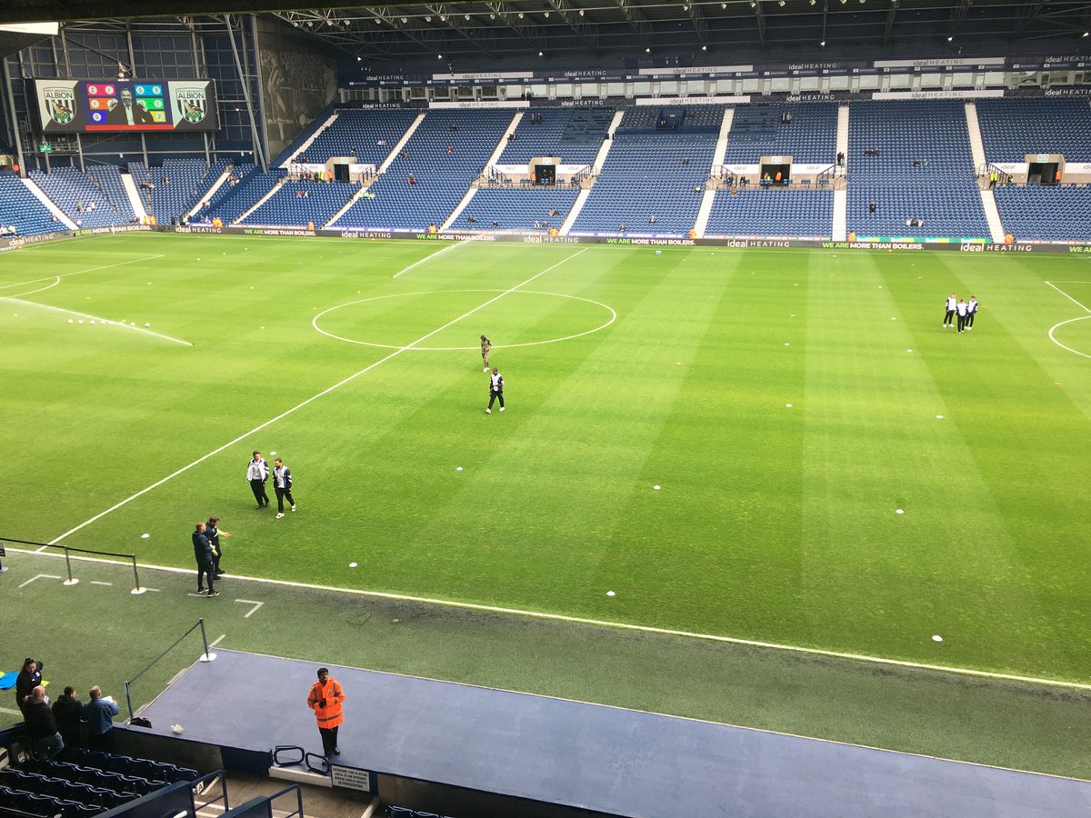 Sunderland arrive at the Hawthorns in their new retro @hummel1923 tracksuits🤩#safc