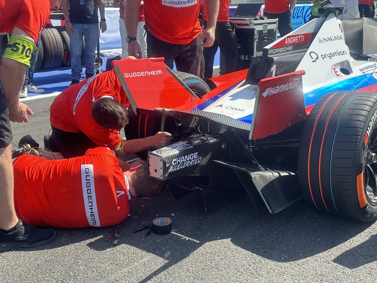 Issues for @JakeDennis19 heading to the #MisanoEPrix grid - @AndrettiFE have had to replace the rear beam and rear light, but not rear crash structure, as the reigning champ lost the car exiting the pit lane. #FENotebook #FormulaE