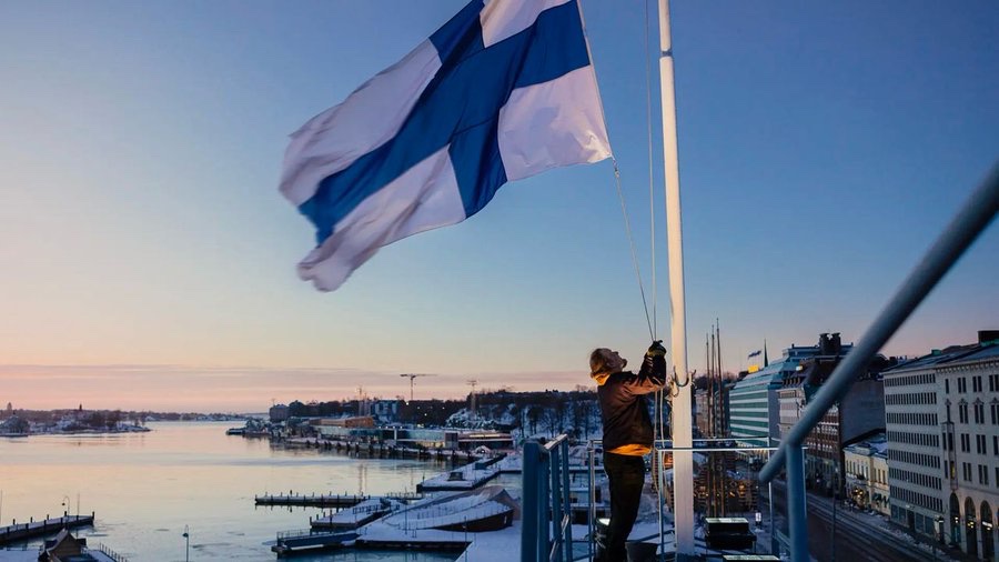 Финландын засгийн газар ОХУ-тай хиллэдэг шалган нэвтрэх боомтуудаа энэ сарын 15-наас эхлэн тодорхойгүй хугацаагаар хаах шийдвэр гаргасан тухай тус улсын дотоод хэргийн мэдэгдлээ..! Хүн ам цөөхөн цэрэг арми нь хүчтэй цомхон ороzын хэл залгаа ийм зангаргатай улс байна.. Аа бас…
