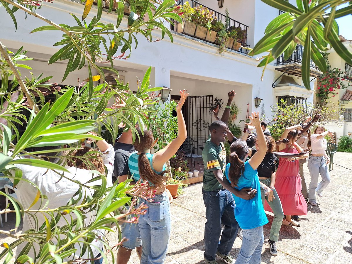En Mambré estamos de preferia con el voluntariado joven 💃🏽💃🏽 Gran dia preparando jabón y aprendiendo un poquito de la cultura sevillana.