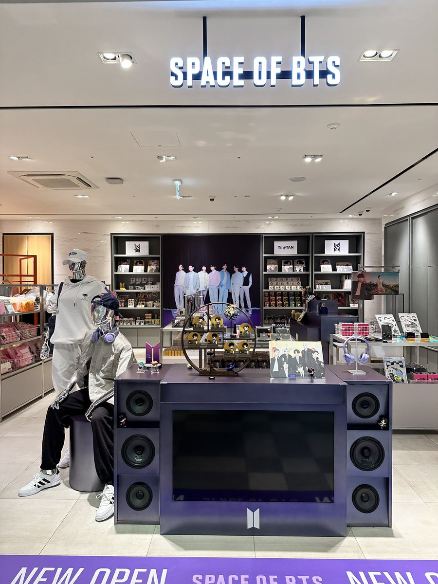 that_goodfeelin's tweet photo. Made it to the BTS pop up store in Shinsegae! Think it might be a permanent store for now? Since the store name is printed in the mall guide https://t.co/a8DS8WbZYV