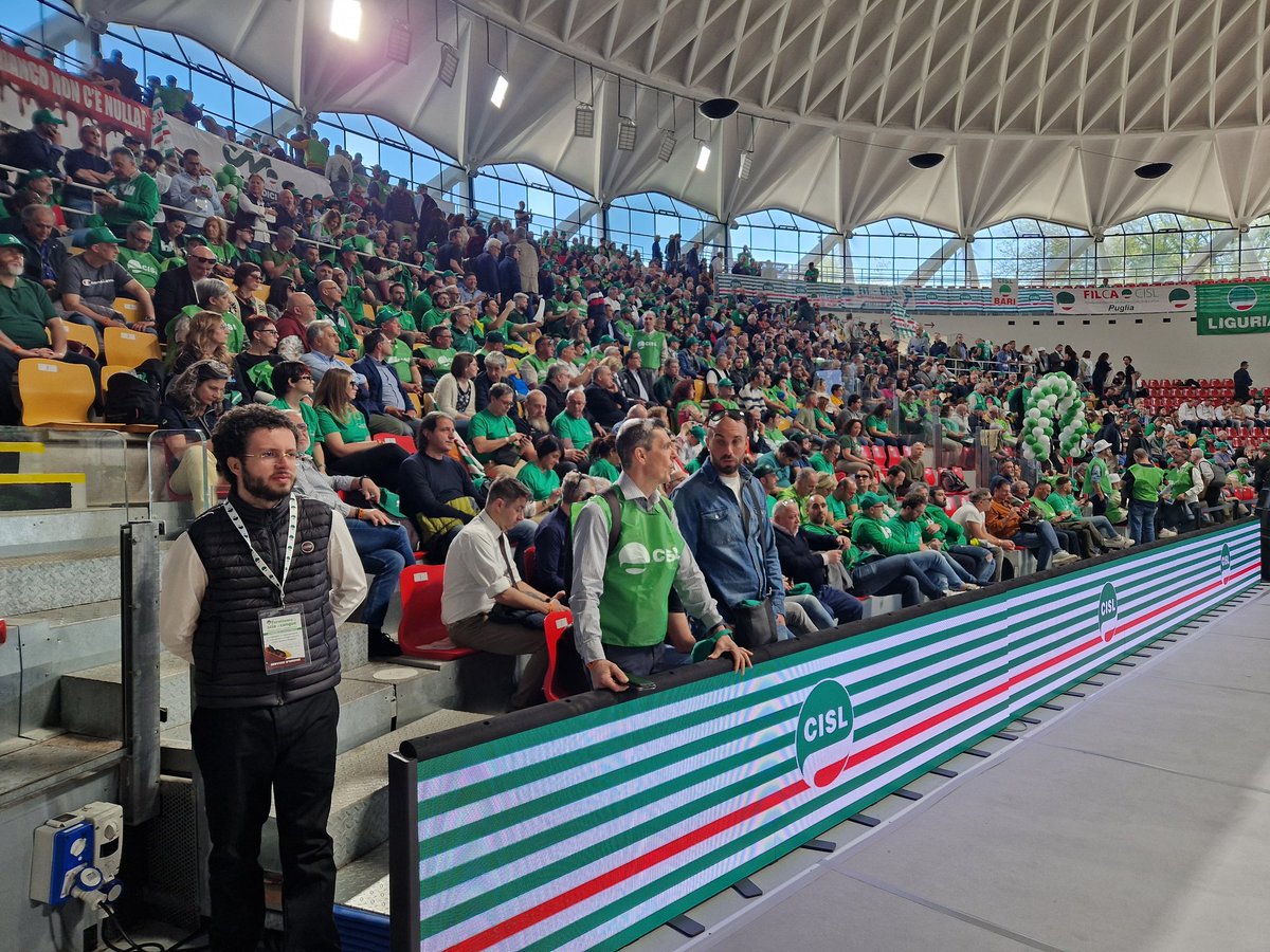 FilcaCisl's tweet photo. Tantissime delegazioni Filca provenienti da tutta Italia, guidate dal SG Enzo Pelle, partecipano a #Roma all'Assemblea nazionale della #Cisl sulla #sicurezzalavoro. Bisogna mettere in campo tutte le misure per fermare questa drammatica, inaccettabile  scia di sangue. https://t.co/kww7GQzdEE