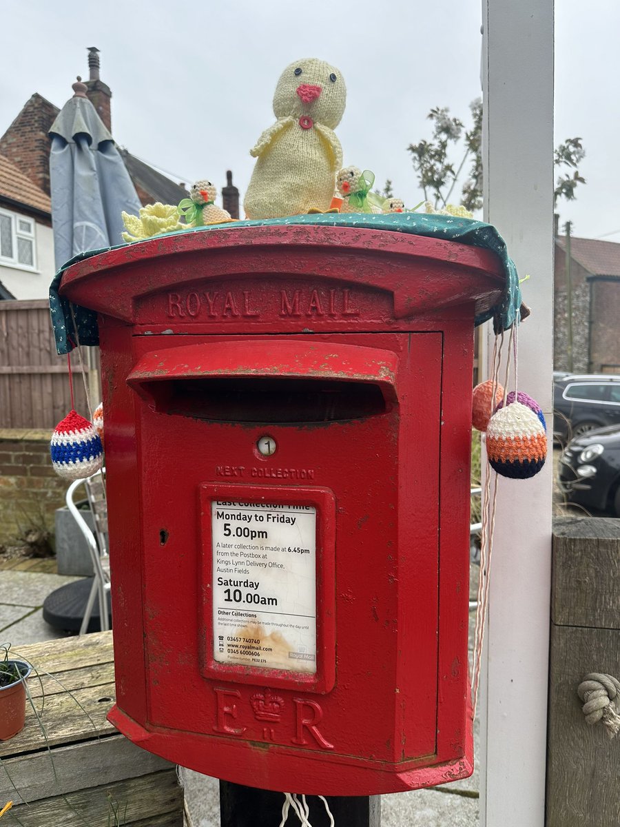 👀 #GreatMassingham #Norfolk A Elizabeth II decorated for Easter a few weeks ago. #PostboxSaturday A variation on #FingerpostFriday 🤔😉