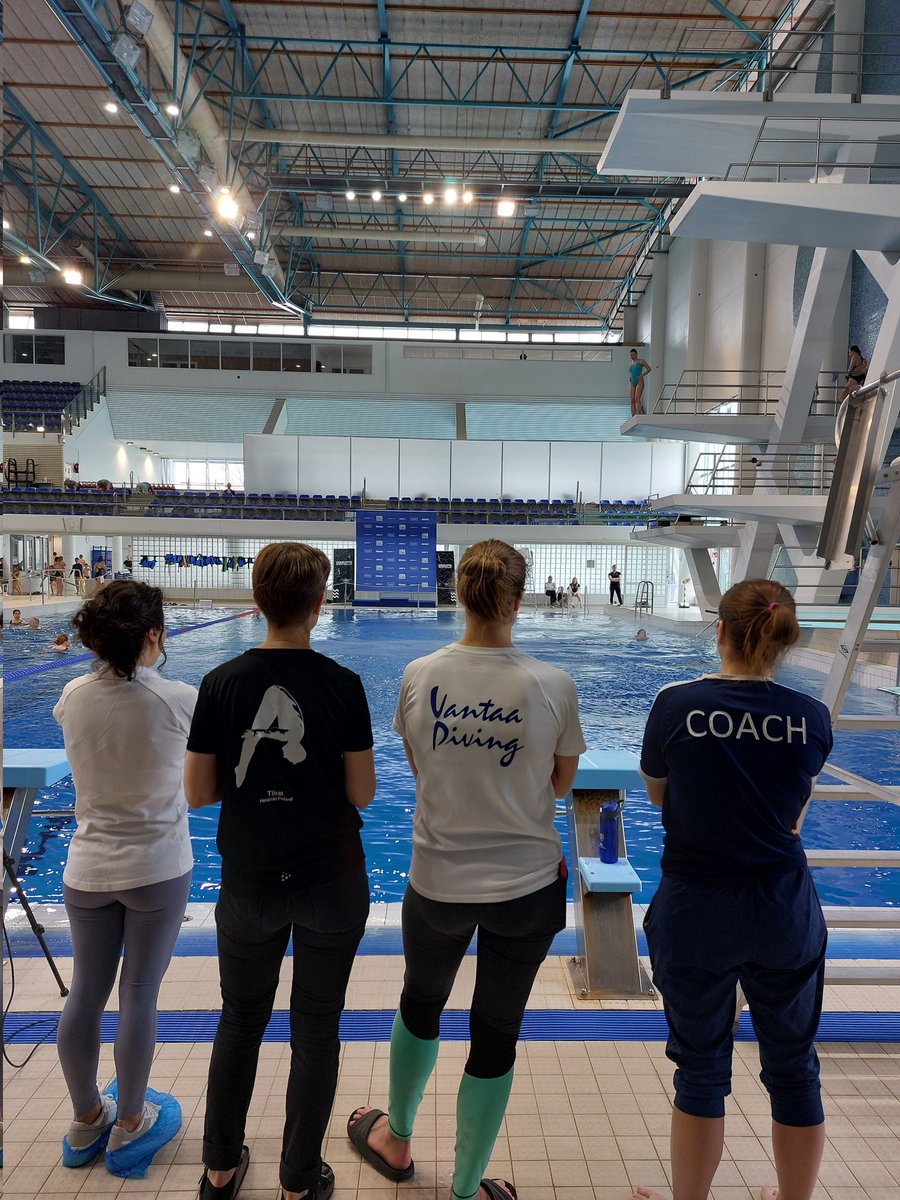 Uimahyppyjen nuorten SM-kisat käynnissä #Märsky 'ssä. Valmentajat ja toimitsijat tarkkana altaan reunalla. Lajeina 1 ja 3 m ponnahduslaudat ja kerrokset. Syncrot eli parihypyt kuvioissa myös. #Uimahyppyseuratiirat @uimaliitto
