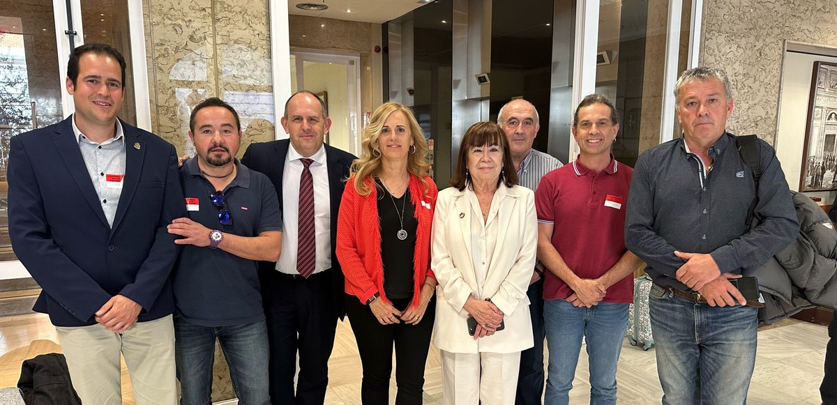 Representantes de #AgentesMedioambientales agradecemos al @PSOE su buena disposición y entendimiento para mejorar la #LeyBásicaAAMM, para que eficazmente podamos realizar nuestro servicio y dé seguridad a 6.000 funcionarios/as que custodian el patrimonio medioambiental de España.