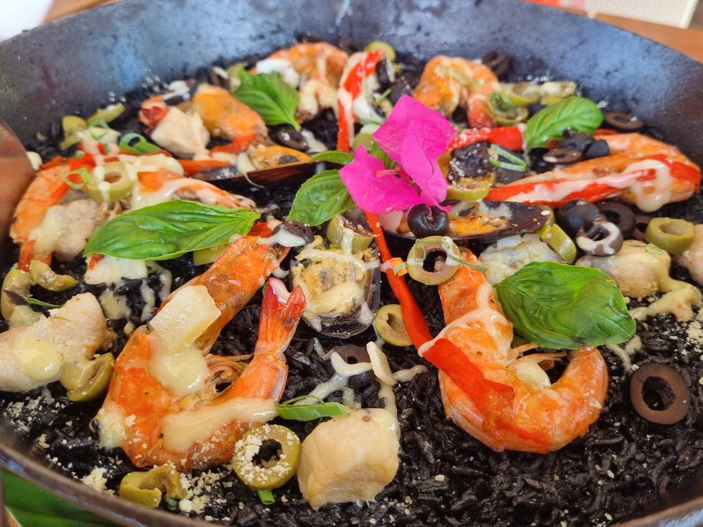 Bernard42001341's tweet photo. Nasi Goreng, Fried Rice
Paella Negra Marinara
#hranajelajf
#Filipini https://t.co/4lhmHu0LV8