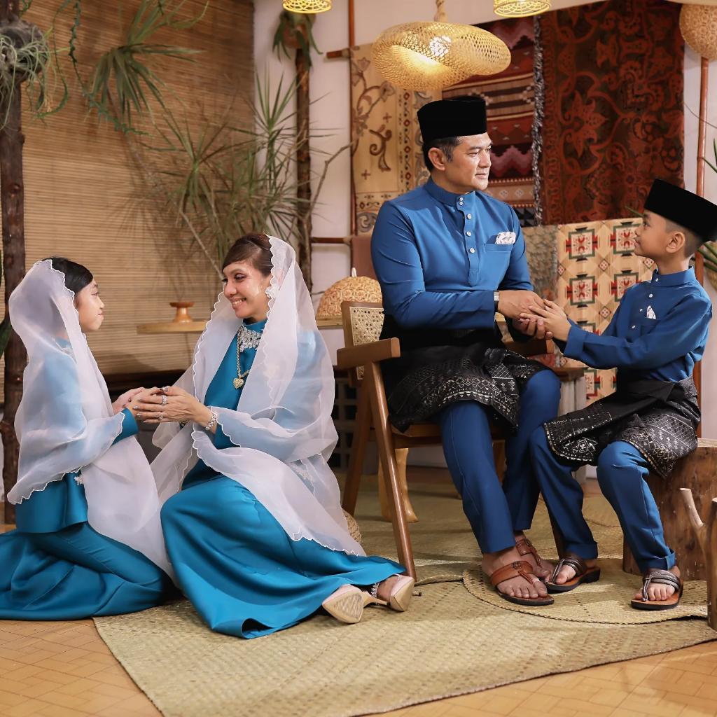 Mn13Official's tweet photo. Selamat Hari Raya AidilFitri Maaf Zahir Batin from us to you and family 🤗🤝🤲🙏✨🌙 #teamrayamelaka #mn13raya #raya2024 #syawal1445H #syawal2024 #eidmubarak https://t.co/ut5ud0pHr4