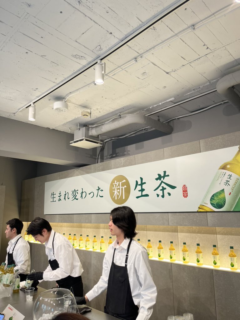 cmcm_com's tweet photo. 表参道に生茶スタンドあったー！
冷たくて美味しい
#生茶 
#GreenTeaStand https://t.co/pEAtaTYNPW