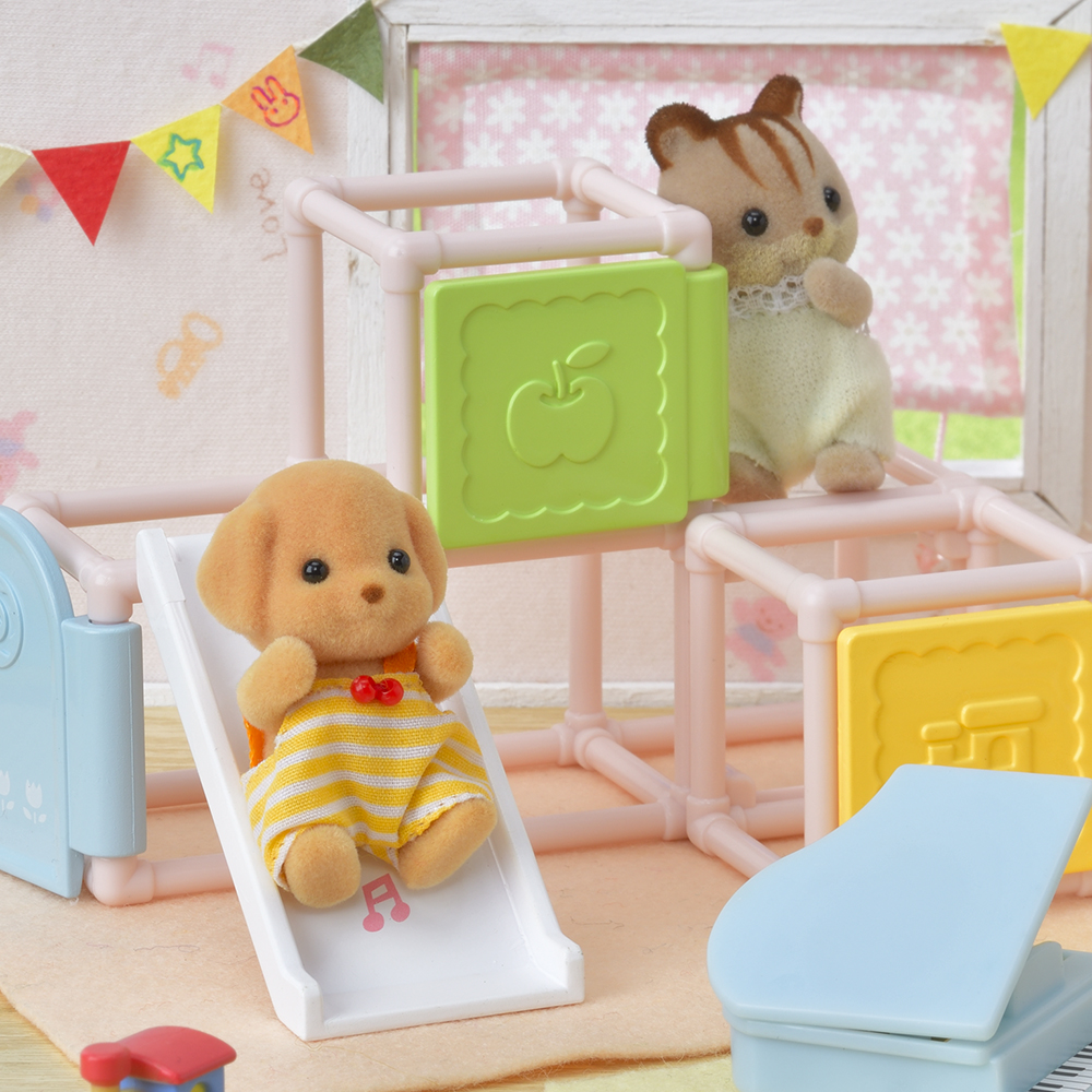 Weee! Milo is zipping down the slide and Ambrose is climbing up high. Isn’t he brave? These two friends always have so much fun playing together. 🛝 #fun #friends #play #slide #climb #sylvanianfamilies #sylvanianfamily #sylvanian #calicocritters #calico #dollhouse #miniature