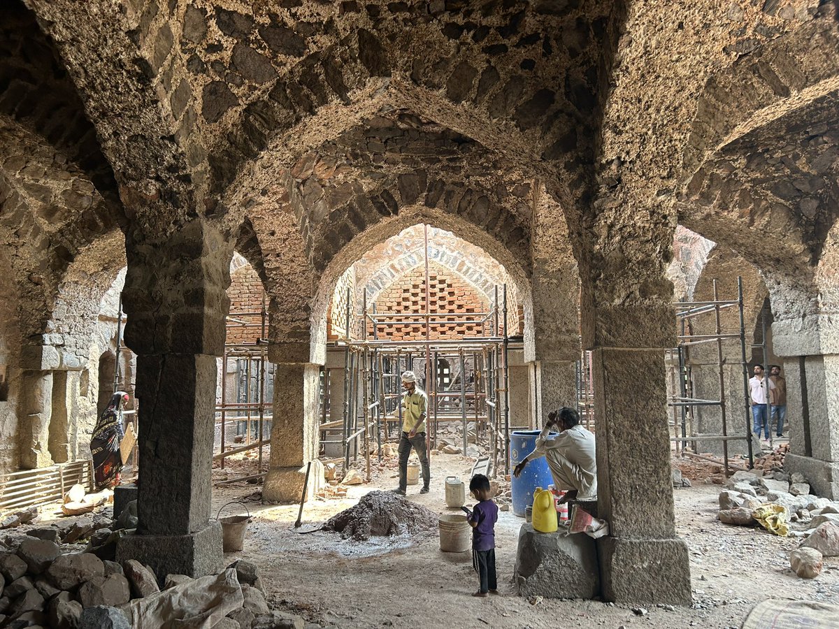 The collapsed section of Khirki Masjid is getting rebuilt. What do we do when damage is part of the life & story of a monument. This collapsed when fodder stored by villagers caught fire. Structural uniformity or preserving as is ?
#Khirki #heritageconservation
