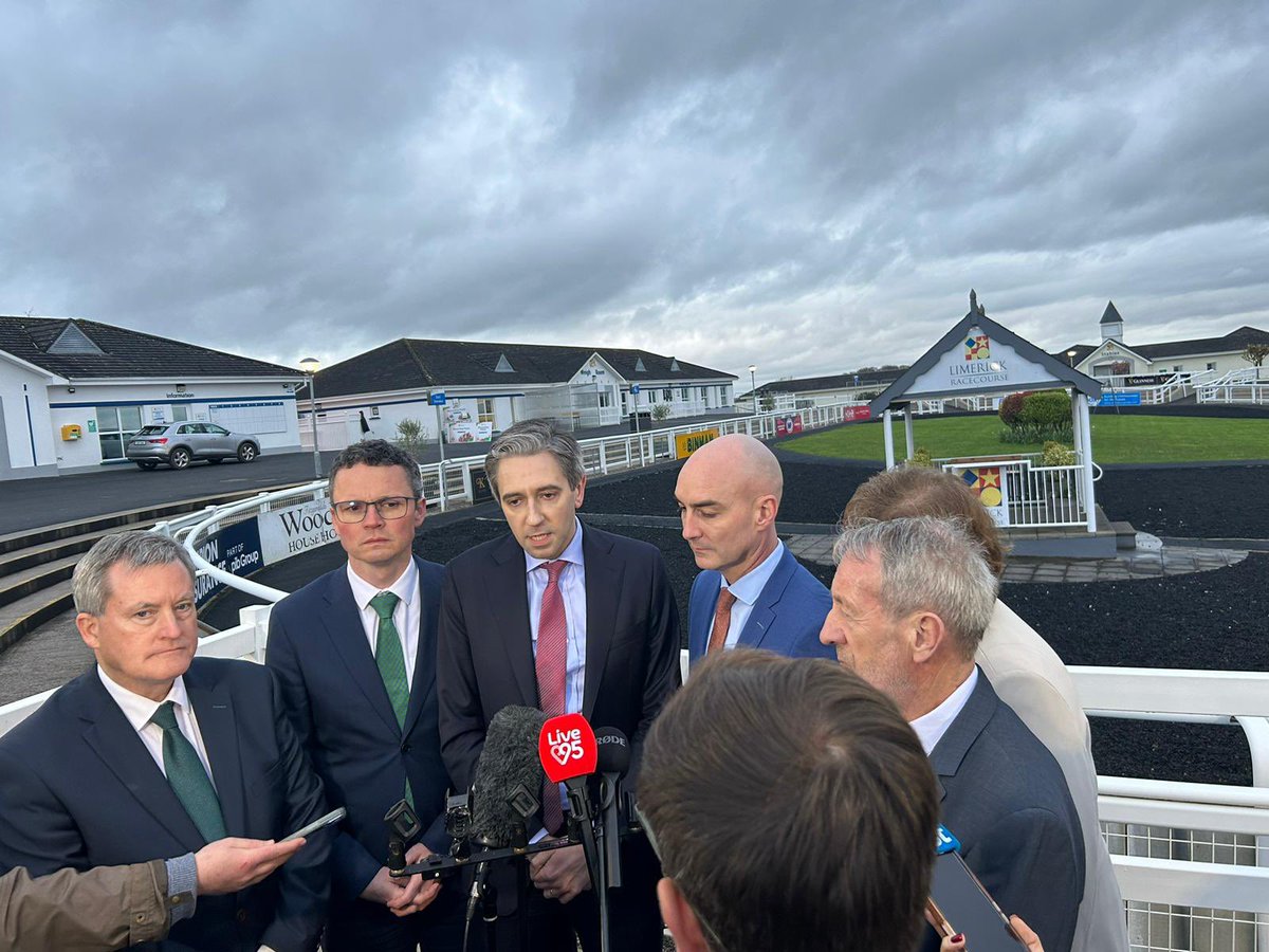 We welcomed Taoiseach @SimonHarrisTD to @LimerickRaces to officially launch the campaign of @DanielButlerFG to be the first Directly Elected Mayor of #Limerick. Great crowd of friends and supporters of Daniel gathered to wish him well over the next two months. 🟢⚪️🟢⚪️