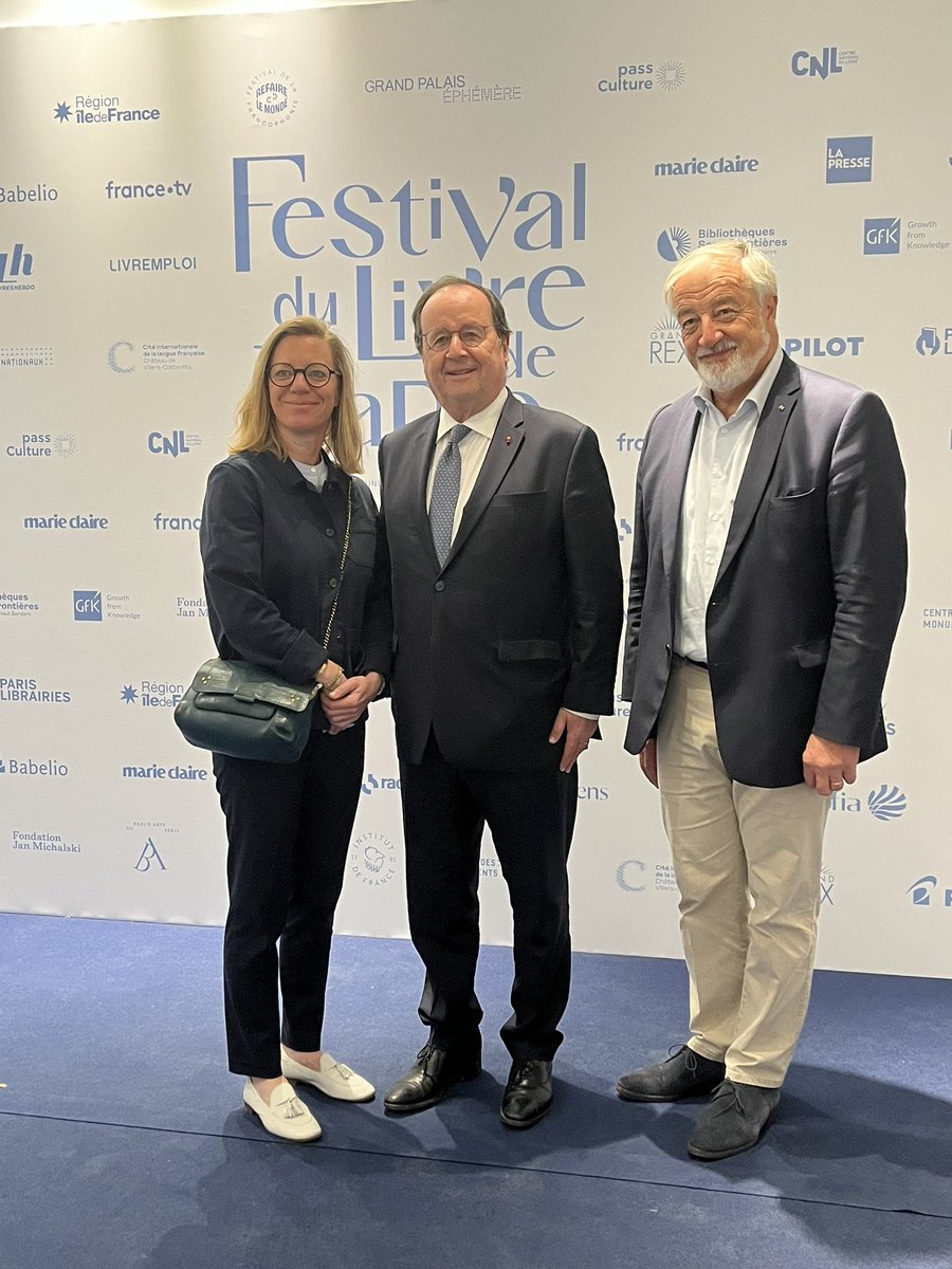 Ce matin, François Hollande est au @festival_livre pour dédicacer son livre Leur Europe (@GlenatBD) 🇪🇺 Il a été accueilli par @VincentMontagne et son éditrice Marion Glénat 📚