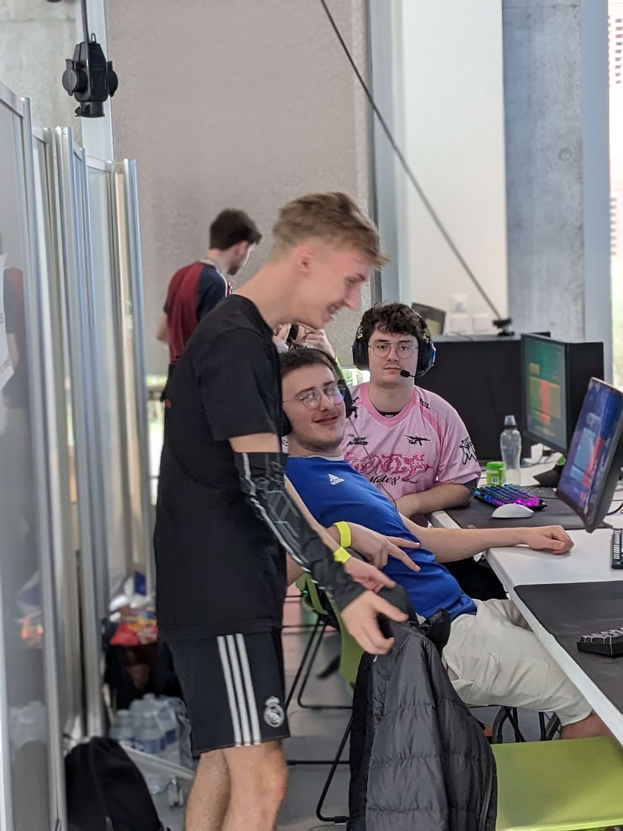 valor_cast's tweet photo. On est parti pour le premier match des phases de poules de la @LanDuNumerique
#11MinutosTardes vs #ZHF
https://t.co/e77D5sovWs
@VodkaStream castera #Top16GoBar vs #REKTED
https://t.co/PKd9Tpdsz4 https://t.co/XxEvD4THw0