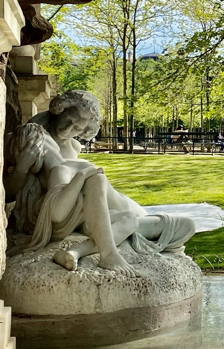 Entre lumière et ombre Acis et Galatée , les amants de la Fontaine Médicis ..📸B.Fleurot au jardin du Luxembourg 😍🌿😍
