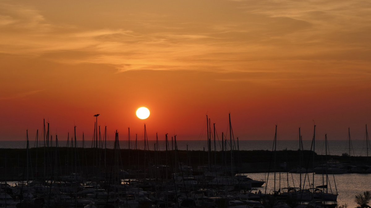 Buio e tempesta.
Anche una luce può intimorire.
«Sono io, non abbiate paura!».

#13aprile 
#paroledalmare
#emozionidellalba
#pescaraallalba 
#ventaglidiparole 
#CasaLettori 
#SalaLettura 
#unapoesiaalgiorno
#scritturebrevi 
#parolediaprile 
#iduesoli