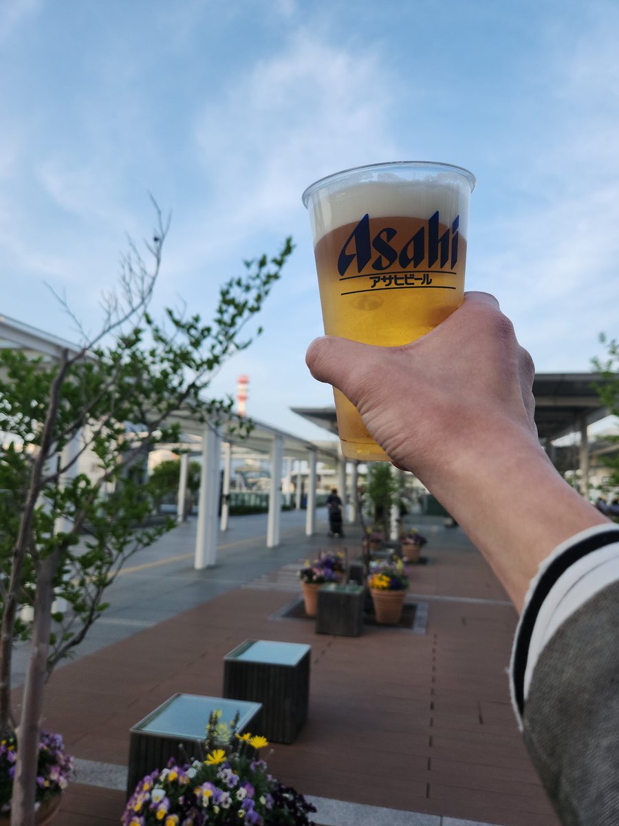 みなさんこんにちは☀
いつも、イイネ、リポストありがとうございます😊
待ってました！
#JR東日本 #NEWDAYS の、ビールサーバから注ぐ。。。アサヒ！！スーパードゥルルルァーイ🍺
今日はポカポカ陽気で青空なので、青空直下の生ビールです🎶
頂きます😊
#生ビール
#レンタルフレンド 
#アサヒビール