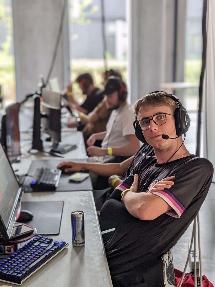 valor_cast's tweet photo. On est parti pour le premier match des phases de poules de la @LanDuNumerique
#11MinutosTardes vs #ZHF
https://t.co/e77D5sovWs
@VodkaStream castera #Top16GoBar vs #REKTED
https://t.co/PKd9Tpdsz4 https://t.co/XxEvD4THw0