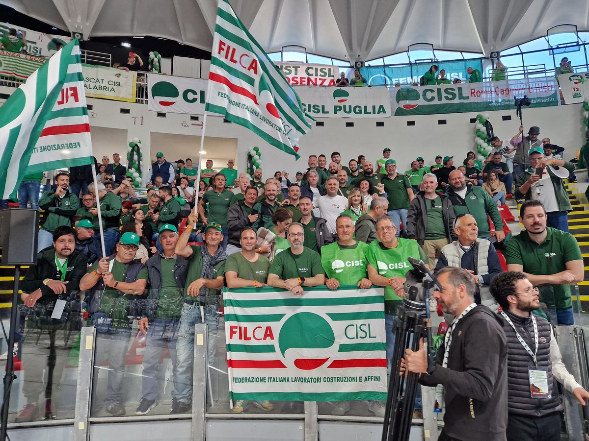 FilcaRoma's tweet photo. La Filca di #Roma presente in massa all'Assemblea nazionale della #Cisl sulla #sicurezzalavoro. Nicola Capobianco, segretario generale: "Massimo impegno della nostra Federazione per garantire la sicurezza nei cantieri del #Giubileo e del #Pnrr". https://t.co/sfX7e3gYwv