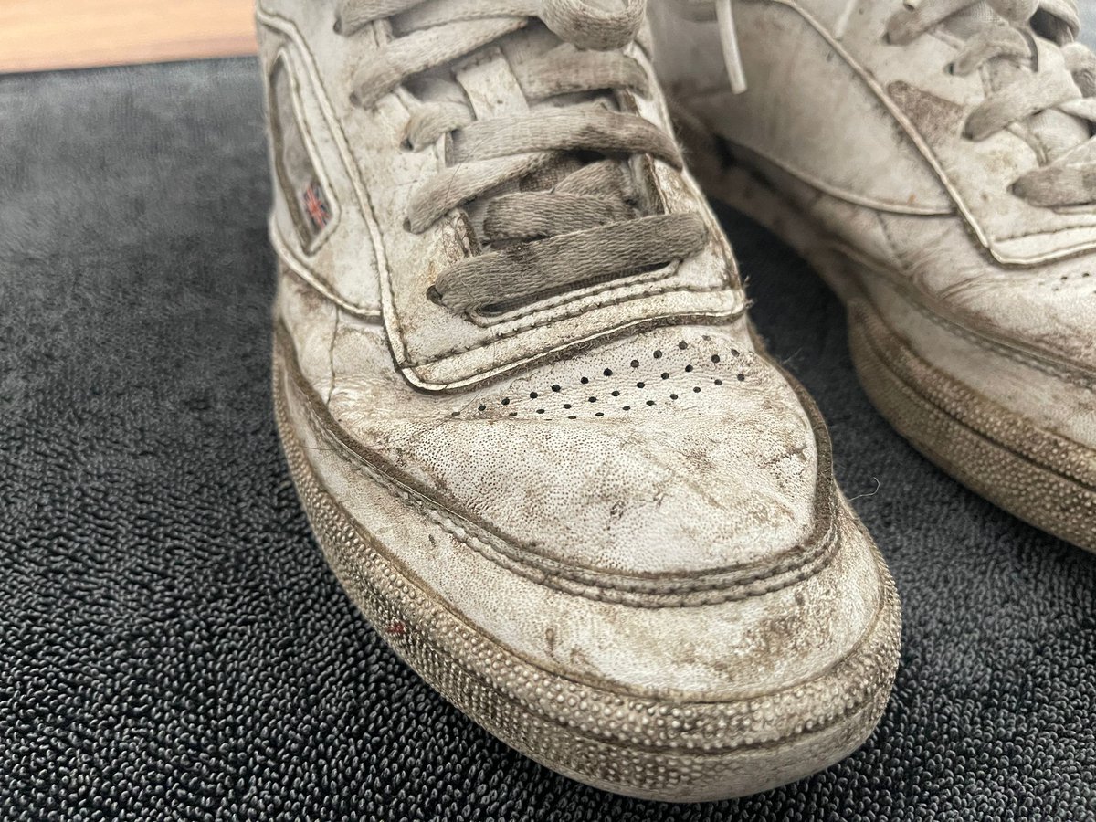 Das sind die Festival-Schuhe von Steve - Zustand: Battle-Scarred. Die versuchen wir jetzt im Stream wieder auf Field-Tested bis Minimal Wear zu detaillen. Kommt rein: twitch.tv/trilluxe