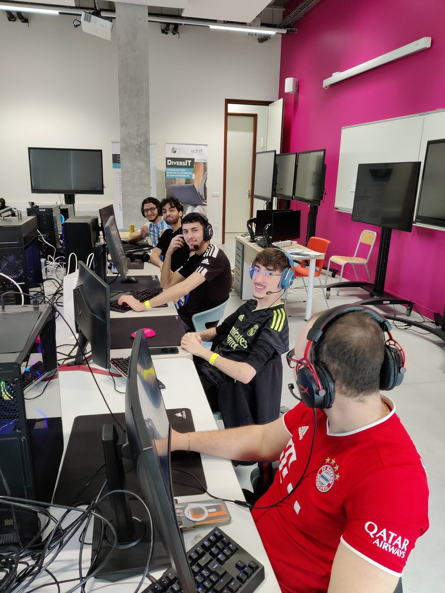 VodkaStream's tweet photo. Let's go le round 1 de la @LanDuNumerique commence dans quelques instants avec les #Top16GoBar 🆚 #REKTED
📺 https://t.co/o5gWIf9Y5b
Allez soutenir @zonzzlive qui cast un autre match du round 1
📺 https://t.co/mMvpKUXO0v https://t.co/pvB7TEoxbZ