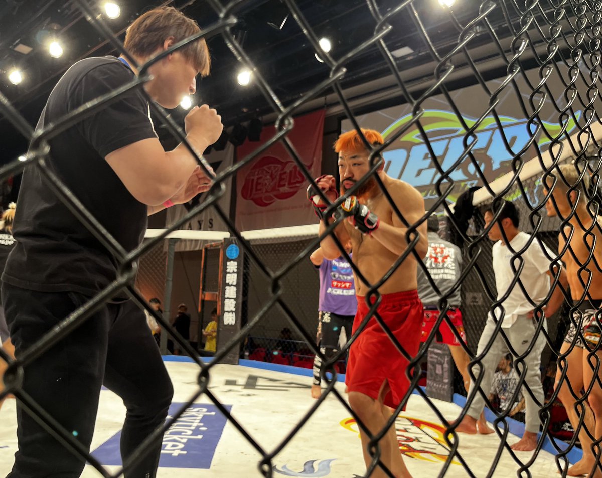 ちょ！MMAの金網の中にいる飯伏幸太選手…！
これ凄い画じゃない！？😅