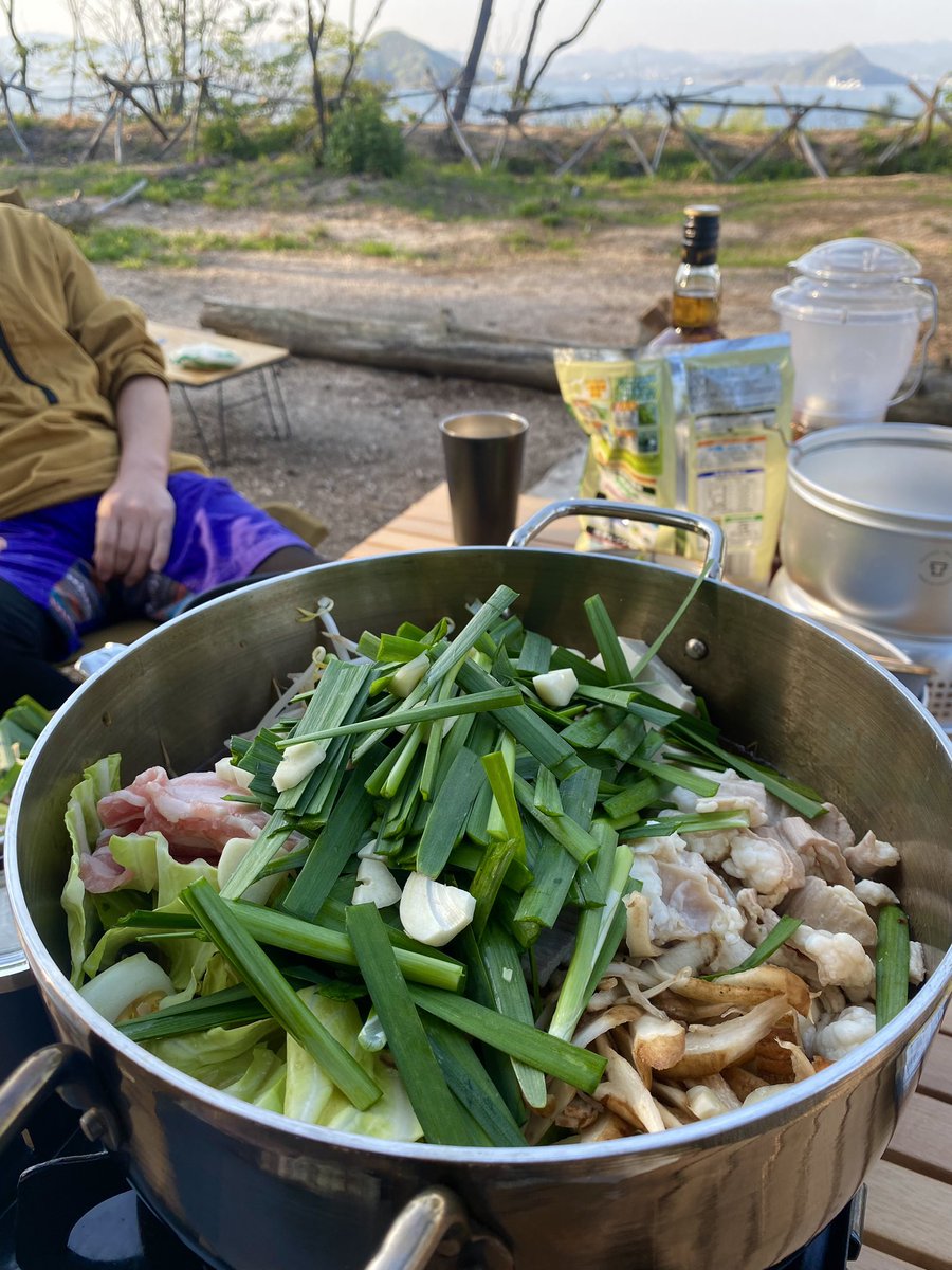 朝仕込んだモツはこのために🐮

キャンプの先輩おじさんが人生でもつ鍋食べたことないからと頼まれたので、、準備しましたよ！元上司！笑

喜んでもらって心も体も満たされました🙌🙌

#キャンプ
#江田島