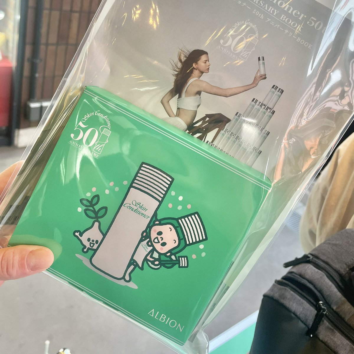 yullyishii's tweet photo. アルビオンが何かやってると思ったら、化粧水のお試しだって♡
ギフト貰った🎁

#スキコン
#スキコンmeetフェス https://t.co/ZEHwNCMzlK