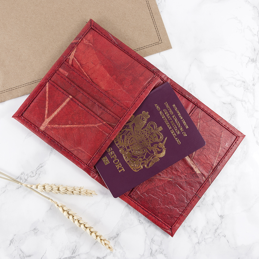 Looking for a cruelty free, eco friendly alternative to leather for a passport cover? This one is made from leaf leather, hand dyed with all natural colouring. Not personalised but durable and lightweight lilybluestore.com/products/red-l… #vegan #shopindie #giftideas #UKGiftHour #UKGiftAM