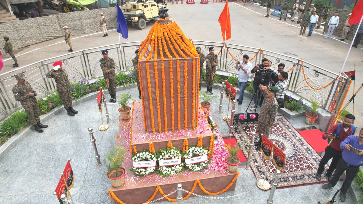 #RajouriDayCelebrations On 13 April 2024, a solemn wreath-laying ceremony at Gujjar Mandi Chowk, #Rajouri, was held to mark the Rajouri Day. GOC, Ace of Spades Division, engaged with civil society members and extended warm wishes on this occasion. #Veeronkibhoomi @adgpi…