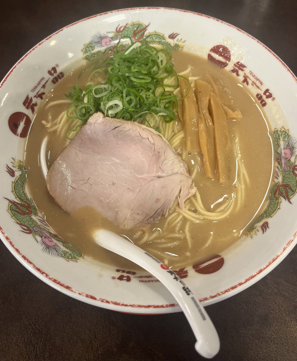 天下一品　前橋大友店
群馬県前橋市
こってりラーメン大盛1130円

今回は麺硬め、ニンニクあり👍
わぁーこのギトギトスープ旨い✨
麺にスープが絡みすぎて無くなる。
めちゃくちゃ依存性強くたまに
食べたくなるのよ👌
満足な一杯🈵ご馳走様でした👍
#群馬県前橋市
#天下一品
#こってりラーメン