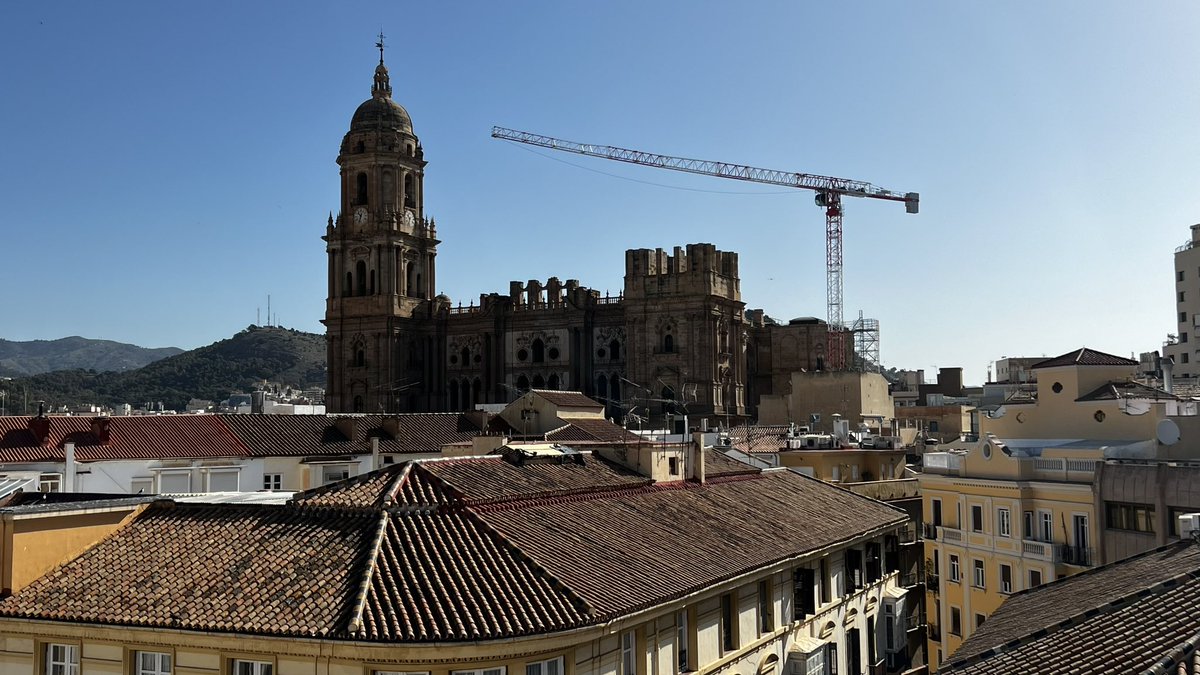 Ayer se reiniciaron las obras de construcción de la catedral del Málaga tras un breve receso… de 241 años. Digo breve porque, ¿qué son dos siglos y medio en un edificio concebido para durar eternamente?