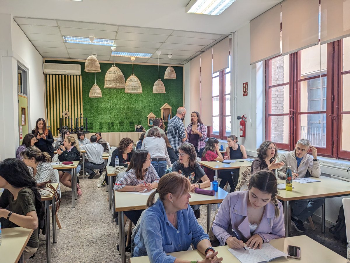 100 profesores de primaria, secundaria y EOI de todo Aragón, así como estudiantes de @unizar, participan en las #JornadasFLE en Zaragoza @dgalextranjeras @dgafprofesorado @CARLEE_Aragon @CarleePepe @lyceemoliere