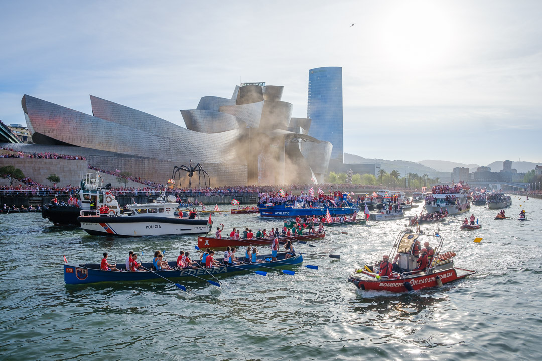 Frank Gehry diseñó el museo Guggenheim para que fuera un homenaje al espíritu marino de Bizkaia. El jueves su barco navegó, como un bizkaino más, por la ría junto a traineras, remolcadores y la gabarra en una imagen que ya es historia.

El Guggenheim ya es uno de los nuestros.