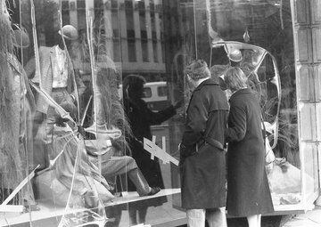 13.04.81, Berlin: Nachdem die noch unbestätigte Info aufkam, Sigurd Debus (buff.ly/2YKBjeL) sei im Hungerstreik gestorben, zogen 400 Leute wütend zum Kudamm, zerschlugen über 200 Scheiben.