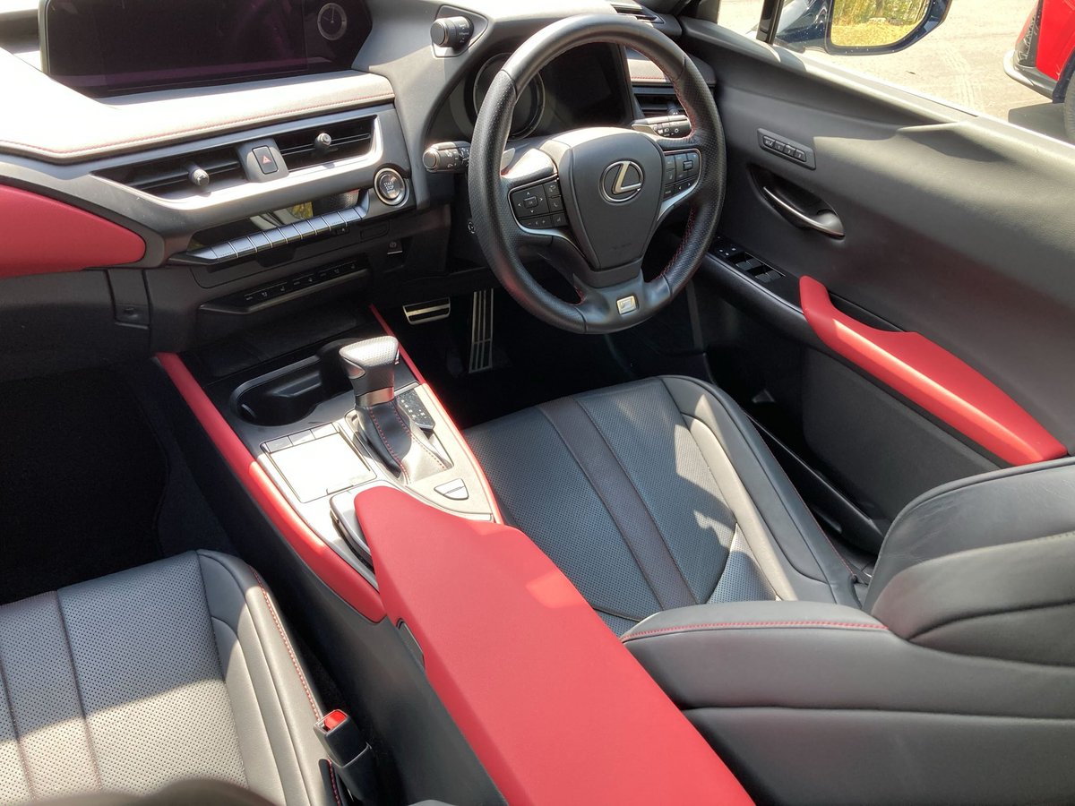 KINTO_JP's tweet photo. @c9s5k #UX の車両は、フレアレッドのインテリアカラーUPGRADEを施工済み💡
暗色の内装にフレアレッドがとても映えますね……！

#KINTO #KINTOFACTORY #LEXUS @c9s5k https://t.co/mwC4wYoZMa