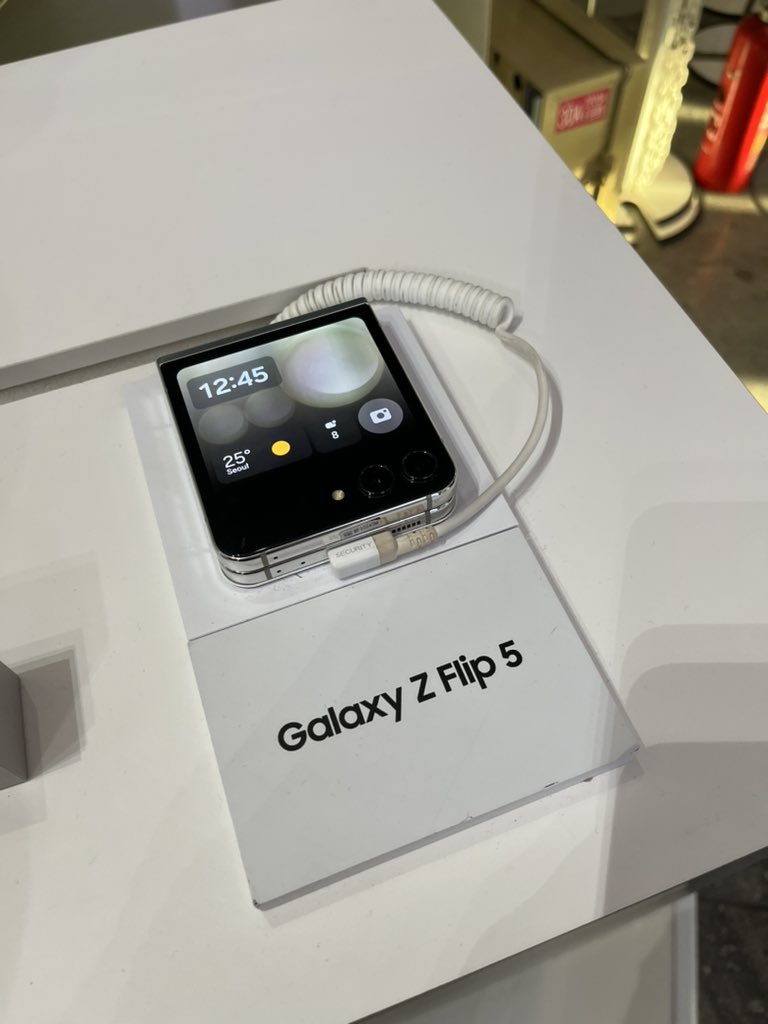 erk452's tweet photo. #GalaxyPopupStudio #GalaxyAI #GalaxyS24 #ONEPIECE
博多駅でイベントやってる〜
初めて憧れの折りたたみ触れた！ https://t.co/Q1XRn9NWvB