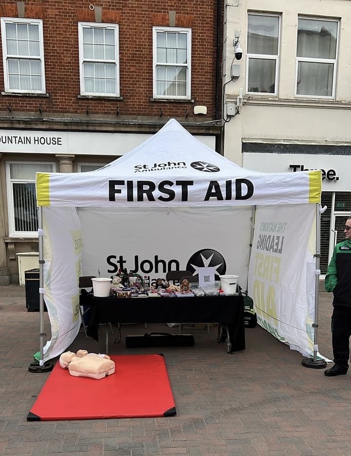 If your in #Nuneaton today visit our #StJohnPeople who are there. Whether you want your first aid questions answered, learn how to do CPR or just wish to make a small donation they’ll be pleased to see you.